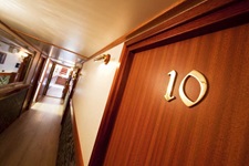 Blick in den Flur mit der geschlossenen Tür der Kabine Nr. 10 auf der MS Princesse Royale