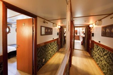 Blick in den Flur mit geöffneter Tür zur Kabine 8 auf der MS Princesse Royale