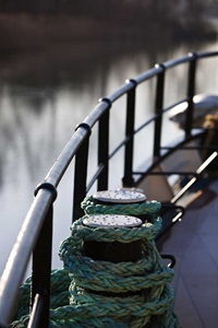 Detailbild der vom Tau umwickelten Poller und der Reling auf der MS Princesse Royale