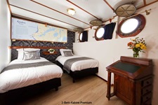 Blick in eine Zwei-Bett-Kabine mit drei geöffnetet Bullaugen auf der MS Princesse Royale