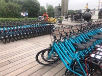 Die zahlreich abgestellten blauen Leihräder an Deck der MS Princesse Royale