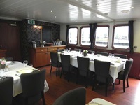 Die schön gedeckten Tische des Restaurants auf der MS Princesse Royale