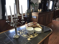 Zwei angeschnittene Kastenkuchen und gestapelte Teller stehen auf einem Tisch mit Kerzenständer im Restaurant auf der MS Princesse Royale