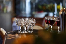 Detailbilder von leeren und gefüllten Weingläsern auf der MS Princesse Royale