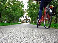 Eine Radlerin kehrt am Ende der täglichen Radtour zum Hotel Relais Monaco**** zurück.