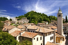 Schöner Blick auf Asolo mit der Kirche Sant'Anna.