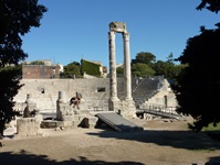 Blick in das Römische Theater von Arles in der Provence