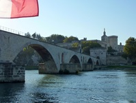 Blick auf die Bogenbrücke mit dem Papstpalast von Avignon