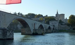 Blick auf die Bogenbrücke mit dem Papstpalast von Avignon