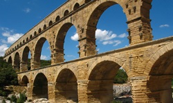 Die römische Bogenbrücke Pont du Gard mit ehemaligen Wasserkanal