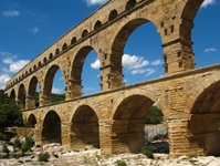 Das bekannte römische Viadukt Pont du Gard, eine gemauerte Dreistöckige Bogenbrücke, die Teil einer ca. 50 km Wasserleitung war