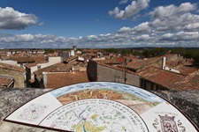 Ein Aussichtspunkt in Arles mit Tafel, die alle Gebäude und nahe liegenden Sehenswürdigkeiten beschreibt