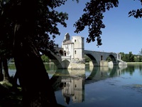 Die bekannte Steinbogenbrücke Pont Saint-Bénézet über die Rhone von Avignon