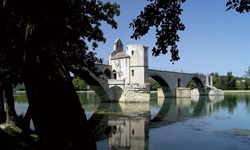 Die bekannte Steinbogenbrücke Pont Saint-Bénézet über die Rhone von Avignon