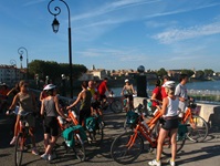 Eine Radlergruppe macht Pause an einer Promenade in Frankreich