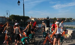 Eine Radlergruppe macht Pause an einer Promenade in Frankreich