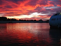 Beeindruckender roter Sonnenuntergang in der Camargue in Frankreich