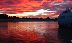 Beeindruckender roter Sonnenuntergang in der Camargue in Frankreich