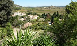 Blick über die kleine Gemeinde Théziers in Frankreich