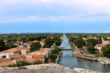 Blick auf die Rhone von einer Stadt aus