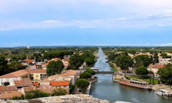Blick auf die Rhone von einer Stadt aus