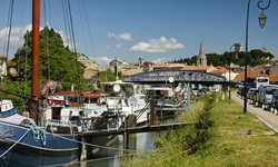 Schöner Blick auf Beaucaire und die im Yachthafen vor Anker liegenden Boote.