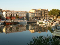 Boote in einem malerischen kleinen Hafen der Provence.