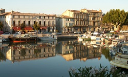 Boote in einem malerischen kleinen Hafen der Provence.