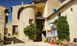 Typisch provenzalische Häuser mit ihrem charakteristischen Ockerfarbton.