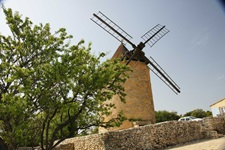 Alte Windmühle bei Saint-Saturnin-les-Apt in der Provence.