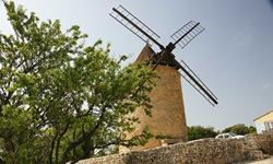 Alte Windmühle bei Saint-Saturnin-les-Apt in der Provence.