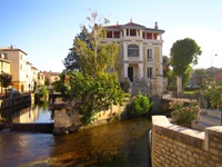 Idyllische Flussbiegung der Sorgue in L'Isle sur la Sorgue.