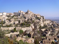 Stadtansicht von Gordes; im Bildzentrum die Burg und die Kirche Saint-Firmin.