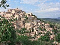 Die zu den schönsten Dörfern Frankreichs gehörende Gemeinde Gordes im Naturpark Lubéron.