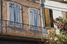 Fensterfront mit typischen Holzläden in einem provenzalischen Dorf.