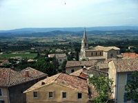 Blick auf die Gemeinde Bonnieux im Naturpark Lubéron; im Bildzentrum die gotisch-romanische Kirche Vieille Eglise.