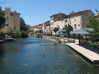 Schöner Blick ins von der Sorgue durchflossene und nach ihr benannte Städtchen L'Isle sur la Sorgue