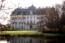 Blick über den Teich zum Palast in Pszyna