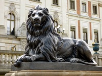 Eine Skulptur von einem Löwen vor dem Palast von Pszyna