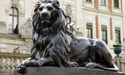 Eine Skulptur von einem Löwen vor dem Palast von Pszyna