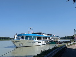 Die an einem auf der Donau an einem Steg angelegte MS Swiss Crown