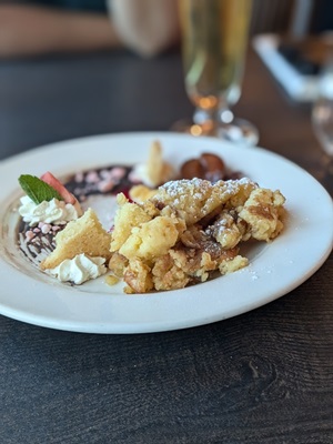 Ein mit Kaiserschmarrn gefüllter Teller auf der MS Swiss Crown bei der Rad- und Schiffsreise Passau-Wien-Passau