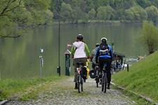 Eine Radlergruppe auf dem Weg zu einem Fähranleger an der Donau.