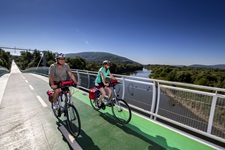 Ein Radlerpärchen überquert auf der Freiheitsbrücke bei Bratislava die Donau.