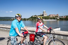 Zwei Radler fahren am Donauufer bei Esztergom entlang.