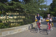 Zwei Radler - ein Mann und eine Frau - beim Weingut Fitz-Ritter.