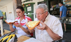 Ein Radlerpärchen genießt während einer Pause die ungarische Spezialität Langos.