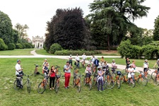 Eine Radlergruppe macht in einem Park in Mailand Pause.
