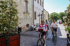 Drei Radfahrer durchqueren das Städtchen Var.