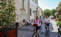 Drei Radfahrer durchqueren das Städtchen Var.
